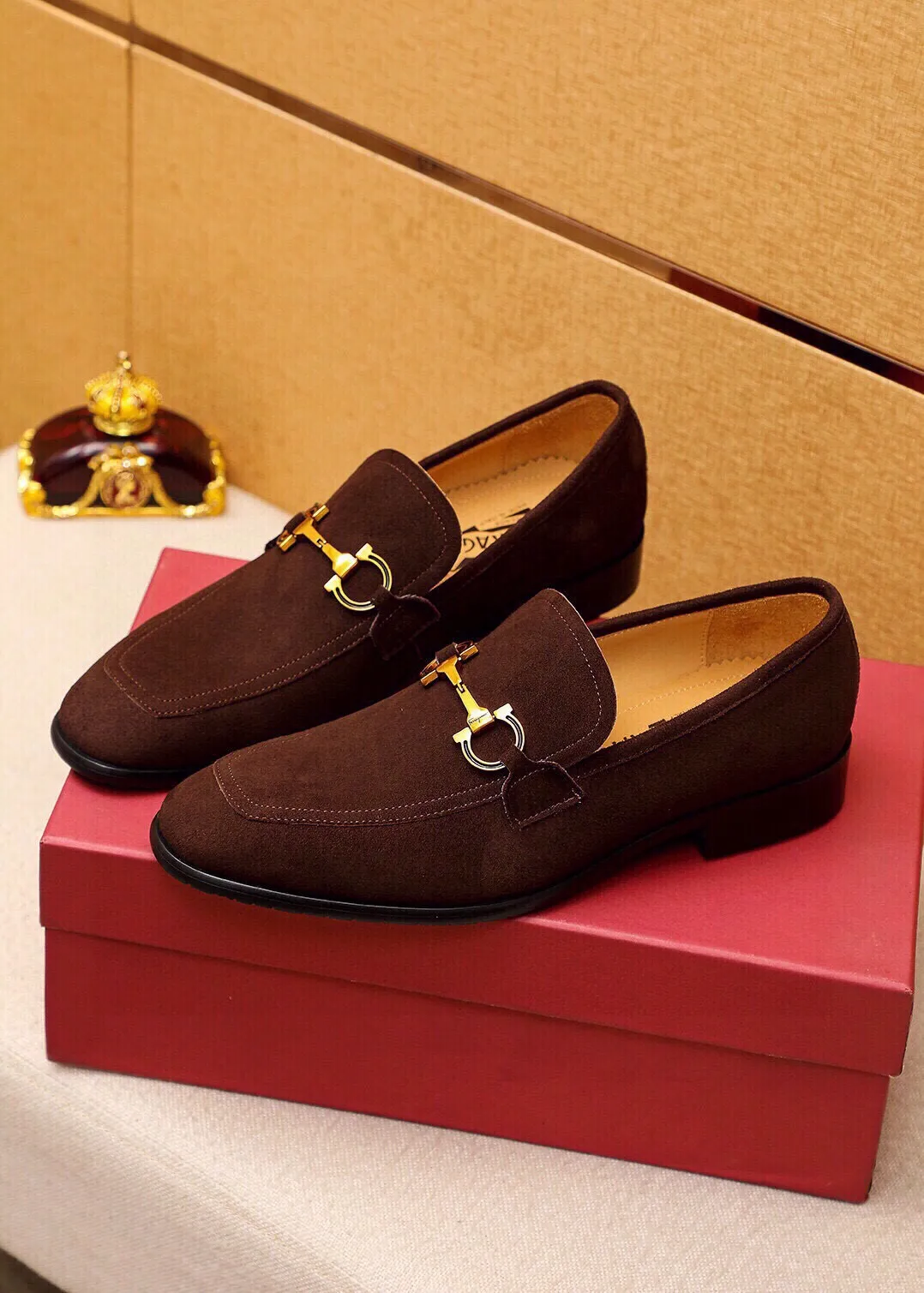 Men's shoes 💰520 💐 Product trademark: Ferragamo "Ferragamo" casual leather shoes Regular size: 38-44 (45🉑️customized) Product materials: Selected imported first-layer frosted cowhide upper + original hardware buckle, imported water-dyed cowhide leather lining. Strong three-dimensional visual effect, combined outsole Color: 2⃣️colors available